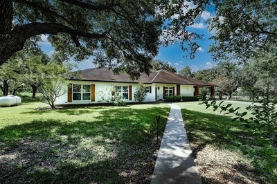 /international/us/1054-county-road-156-columbus-tx-110119944236/
