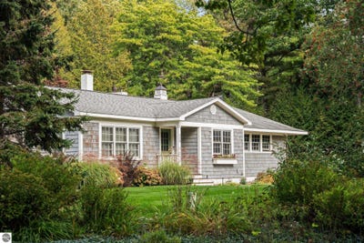 /international/us/116-w-hill-street-leland-mi-110098622549/