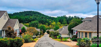 /international/us/18-creekside-way-asheville-nc-110119734654/