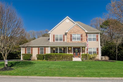 /international/us/6-ridge-court-center-moriches-ny-110107693080/
