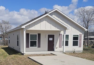 /international/us/520-e-verbina-street-taft-tx-110106353717/