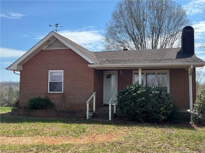 /international/us/2612-crissman-road-east-bend-nc-110098326995/