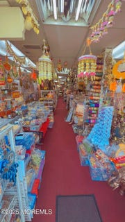 /international/us/1381-oak-tree-road-iselin-nj-110100310256/