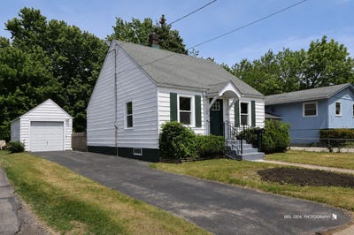 /international/us/615-park-street-woodstock-il-110108448419/