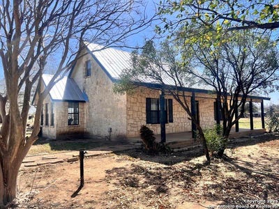 /international/us/275-county-road-373-rio-medina-tx-110098163282/