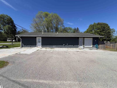 /international/us/2134-s-main-street-central-lake-mi-110108252796/