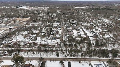 /international/us/railroad-avenue-medford-ny-110105193090/