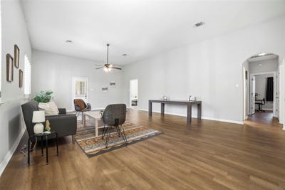 /international/us/409-e-austin-ave-round-rock-tx-110103496975/