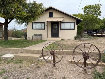 /international/us/709-n-3rd-st-sanderson-tx-110108237295/