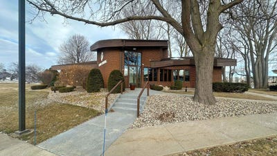 /international/us/222-ohio-street-oshkosh-wi-110104193862/