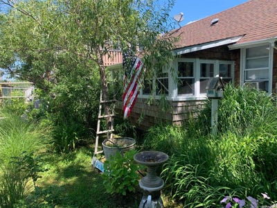 /international/us/120-bungalow-walk-ocean-beach-ny-110096103524/