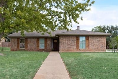 /international/us/1225-augusta-road-benbrook-tx-110108097600/