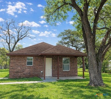 /international/us/807-s-promenade-street-hallettsville-tx-110106252160/