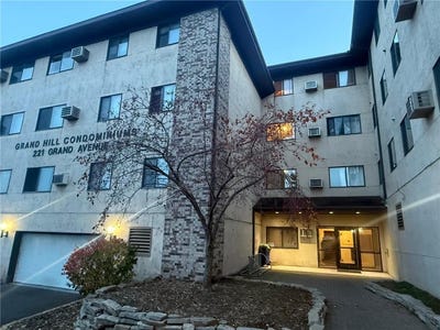 /international/us/221-grand-avenue-w-south-saint-paul-mn-110103479601/