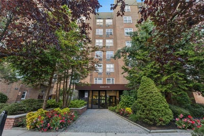 /international/us/18-40-211th-street-bayside-ny-110120419763/