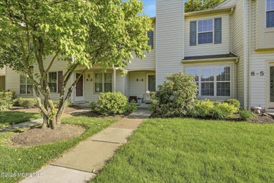 /international/us/8-stuart-drive-freehold-nj-110108169646/