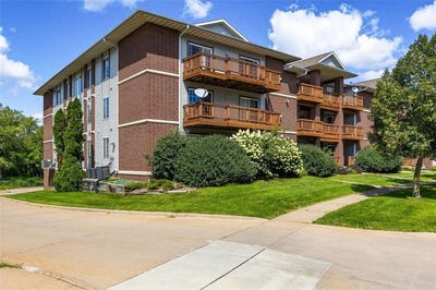 /international/us/536-w-side-drive-iowa-city-ia-110119598376/