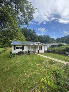 /international/us/133-3rd-st-mount-hope-wv-110100942482/