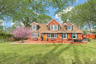 /international/us/79-e-tiana-road-hampton-bays-ny-110105981245/