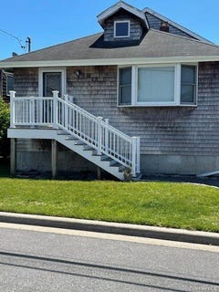 /international/us/22-new-point-amityville-ny-110108490823/