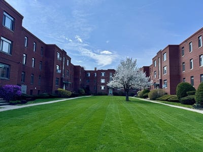 /international/us/8-ashland-street-worcester-ma-110107387191/