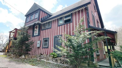 /international/us/151-patricia-avenue-elkins-wv-110107394036/