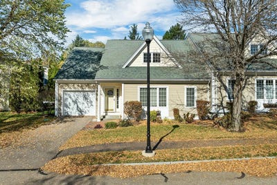 /international/us/5-emily-circle-meredith-nh-110120653822/