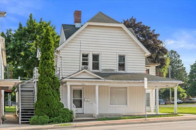 /international/us/229-w-main-st-waterford-wi-110101122393/