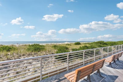 /international/us/623-oceanfront-long-beach-ny-110120537057/