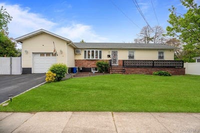 /international/us/10-francisco-avenue-central-islip-ny-110108098797/