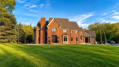 /international/us/8140-134th-street-w-apple-valley-mn-110107828875/