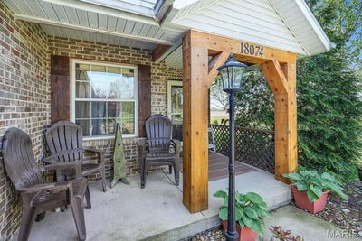 /international/us/18074-w-oxford-road-staunton-il-110107489309/