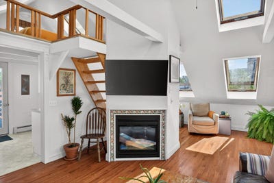 /international/us/127-bradford-street-provincetown-ma-110108480248/
