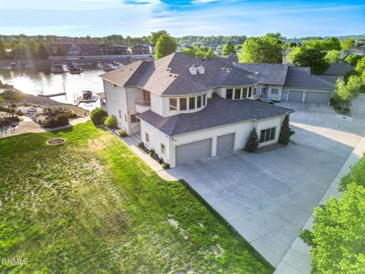 /international/us/1408-riverwood-drive-bismarck-nd-110108396285/