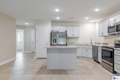 /international/us/305-breckinridge-circle-vine-grove-ky-110108957938/