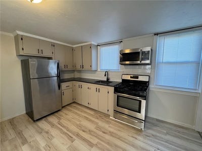 /international/us/33-saint-elizabeth-street-bristol-ri-110107485366/