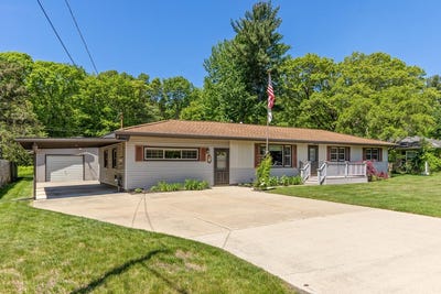 /international/us/6511-cottonwood-drive-fruitport-mi-110108470432/