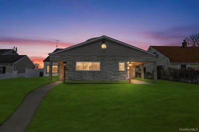 /international/us/21-clay-lane-levittown-ny-110105325384/
