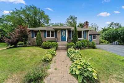 /international/us/15-chunis-ave-millbury-ma-110100982126/