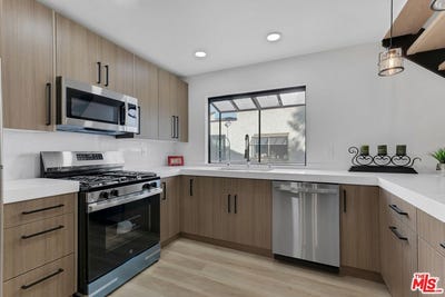 /international/us/8221-langdon-ave-van-nuys-ca-110108168384/