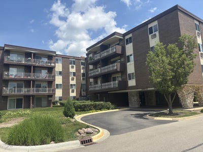 /international/us/1311-s-finley-road-lombard-il-110107087232/