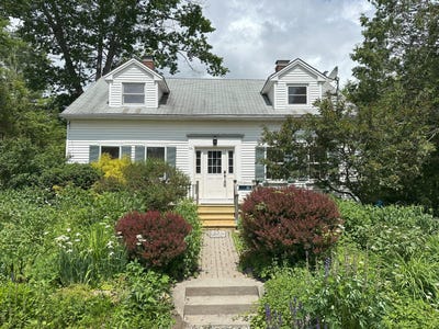 /international/us/14-pond-street-orono-me-110100373426/