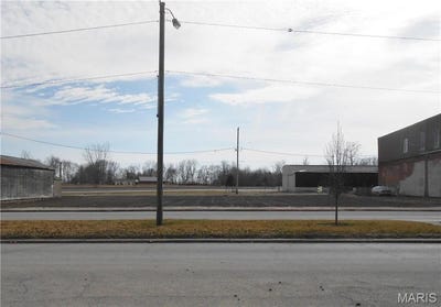 /international/us/17-e-broadway-street-witt-il-110025950440/