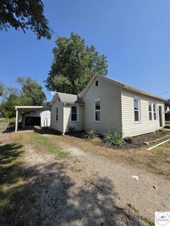 /international/us/103-w-fairview-street-clinton-mo-110110243896/