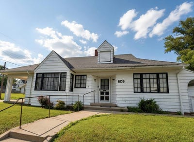 /international/us/609-dubois-street-lawrenceville-il-110109160155/