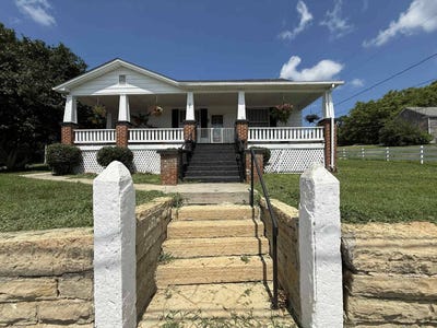 /international/us/126-south-high-st-burkesville-ky-110101201795/?lang=id