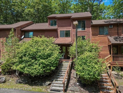 /international/us/213-falls-circle-bushkill-pa-110101474440/