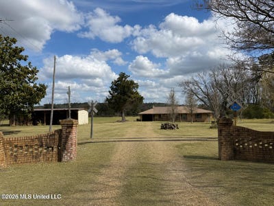 /international/us/2384-highway-51-winona-ms-110106230445/