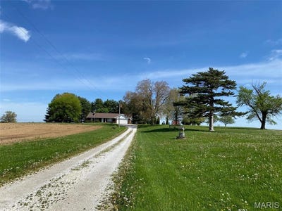 /international/us/25127-n-16th-avenue-nokomis-il-110098993592/
