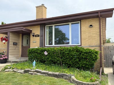 /international/us/8945-n-lyons-street-des-plaines-il-110108351903/
